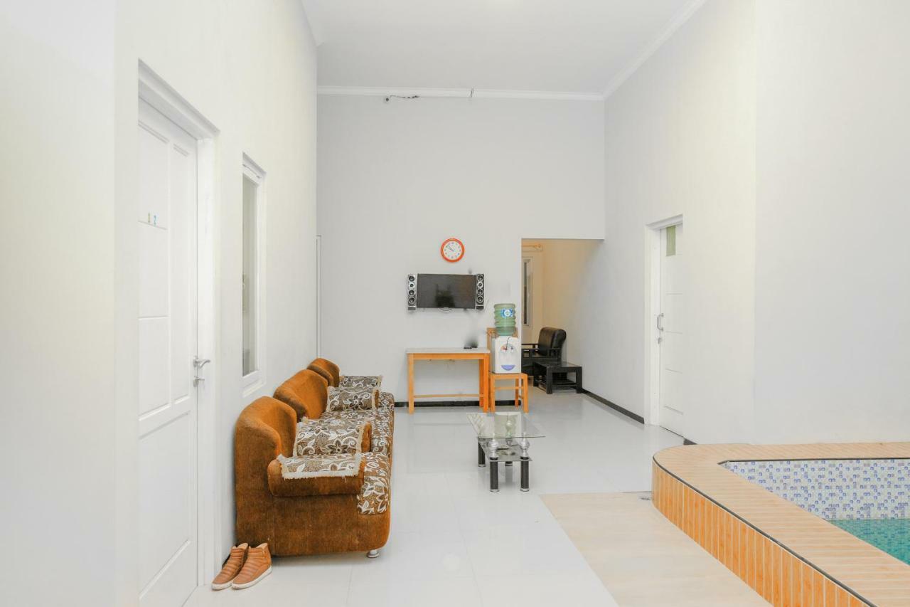 Oyo 314 Emas 23 Guest House Syariah Malang Eksteriør billede